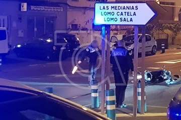 Un motorista sufre lesiones en una colisión con un coche en Lomo Cementerio (Foto TA)